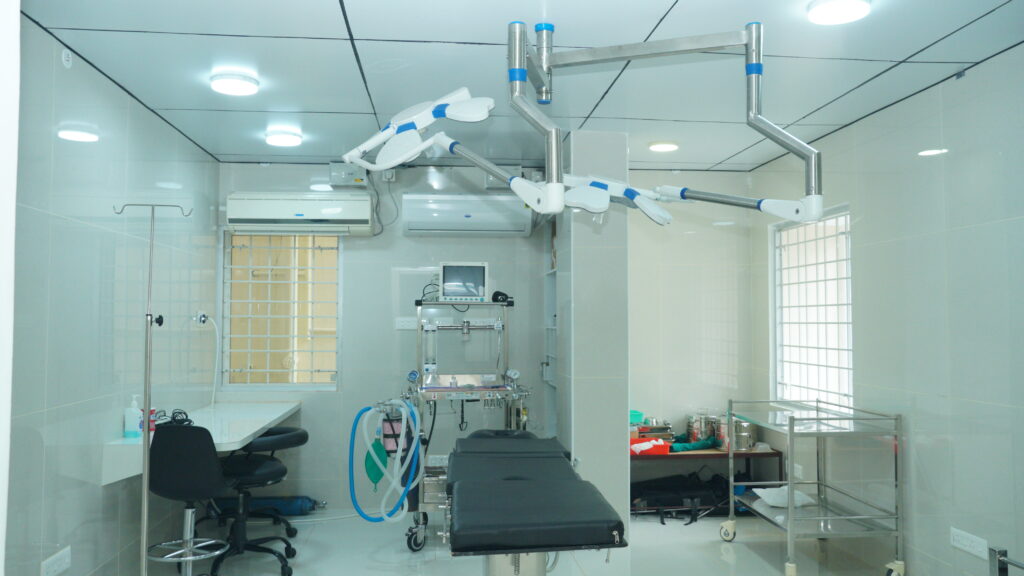 Modern operation theatre at Arumeen Aesthetic Centere in Trichy for gynecomastia surgery and male chest fat reduction treatment.
